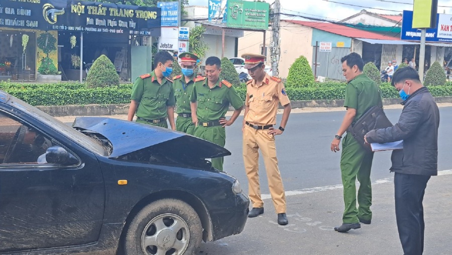 Lực lượng công an dựng lại hiện trường vụ tai nạn khiến nữ sinh lớp 10 tử vong. Ảnh Hữu Tuấn