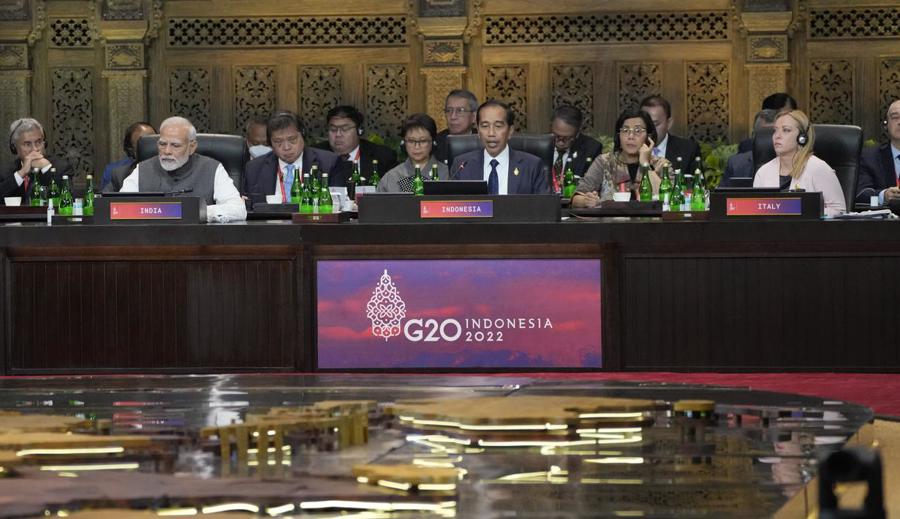 Tổng thống Indonesia Joko Widodo (chính giữa) khai mạc phiên họp toàn thể đầu tiên của Hội nghị Thượng đỉnh G20 tại đảo Bali, ngày 15/11/2022. Ảnh: AP