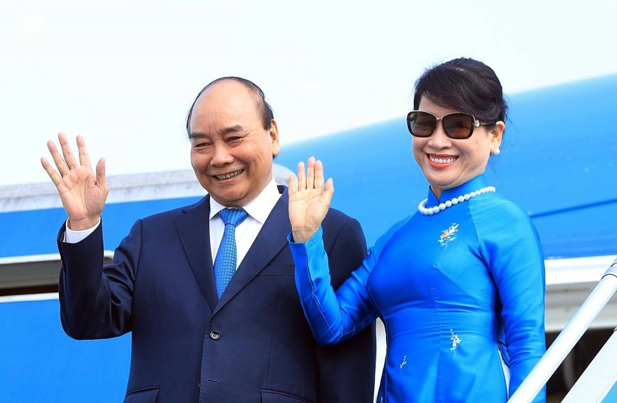 Chủ tịch nước Nguyễn Xuân Phúc cùng Phu nhân tại sân bay Nội Bài sáng 16/11, trước khi lên đường thăm chính thức Thái Lan và dự Hội nghị APEC lần thứ 29. Ảnh: TTXVN.