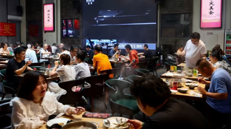 Thu nhập của ngành nhà hàng tại Trung Quốc giảm 8,1% so với cùng kỳ năm ngoái. Ảnh: Reuters