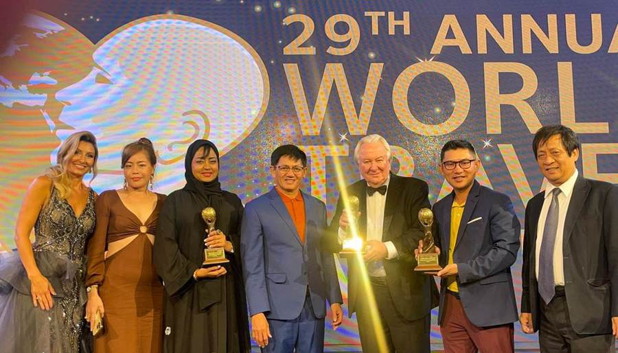 Ông Graham Cooke - Chủ tịch hội đồng giải thưởng World Golf Awards 2022 (thứ 3 từ bên phải) trao giải cho đoàn Việt Nam. Ảnh Trịnh Thành.
