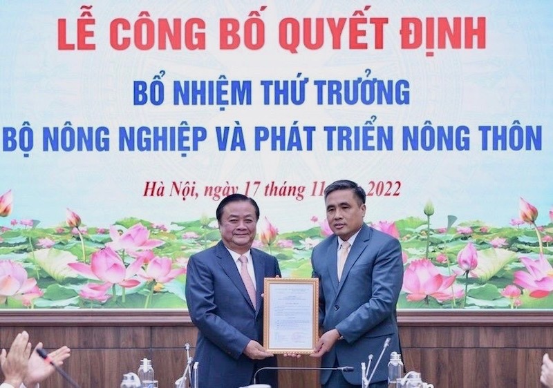 Bộ trưởng Bộ NN&PTNT Lê Minh Hoan trao quyết định bổ nhiệm của Thủ tướng Chính phủ cho tân Thứ trưởng Nguyễn Quốc Trị.