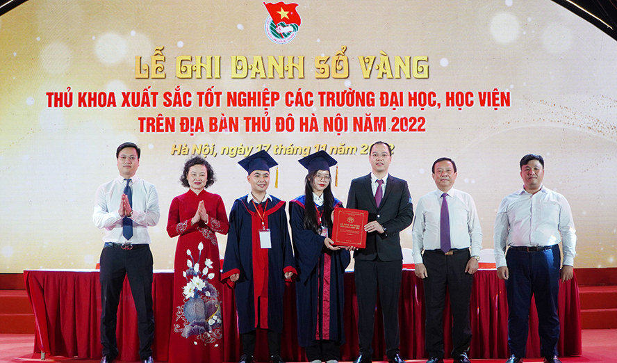 Lễ ghi danh sổ vàng thủ khoa xuất sắc các trường đại học, học viện trên địa bàn Hà Nội.
