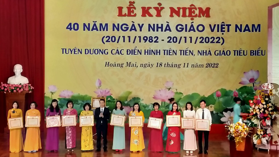 UBND TP Hà Nội tặng Bằng khen cho 11 tập thể, cá nhân có nhiều thành tích quản lý, dạy học trong năm qua. Ảnh AT