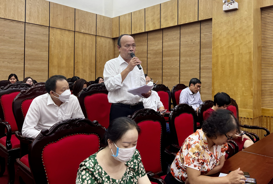 Cử tri Hồ Hùng Vĩnh (phường Ngọc Khánh) phát biểu tại hội nghị. 