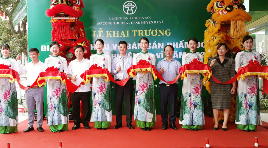 Các đại biểu cắt băng khai trương Điểm giới thiệu và bán sản phẩm OCOP tại thôn Việt Long, xã Tản Lĩnh ( Ba Vì). Ảnh: Hoài Nam