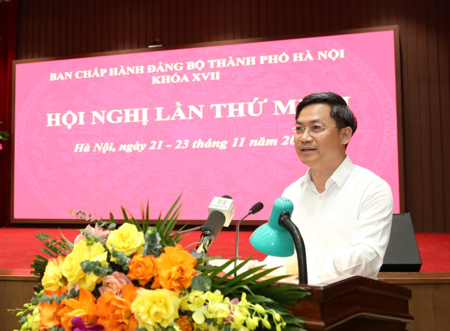 Phó Chủ tịch UBND TP Hà Nội Hà Minh Hải trình bày báo cáo tại hội nghị. 
