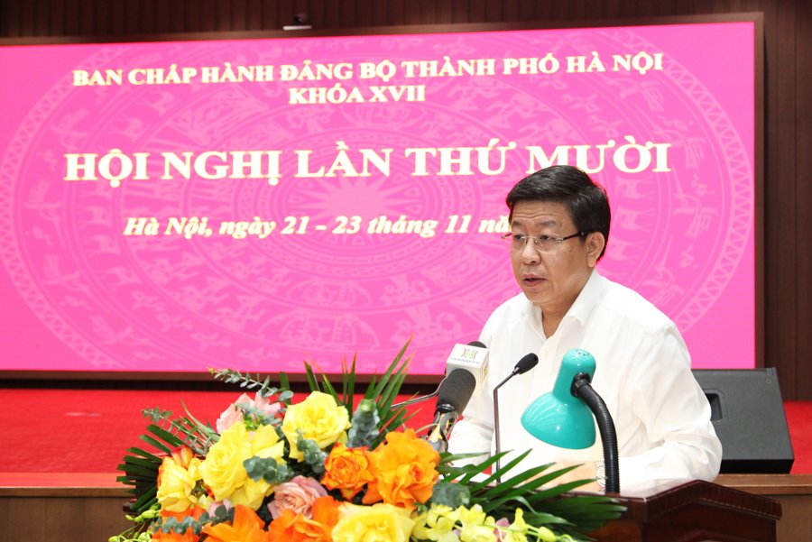 Phó Chủ tịch UBND TP Hà Nội Dương Đức Tuấn trình bày báo cáo tại hội nghị. 