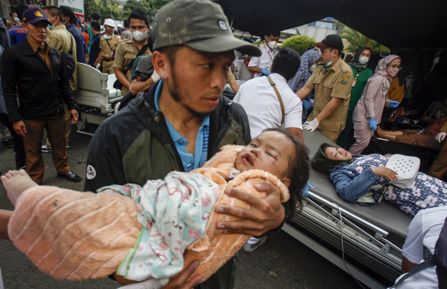 Một đứa trẻ bị thương được cứu từ trận động đất làm rung chuyển thị trấn Cianjur, Tây Java, ngày 21/11/2022. Ảnh: Antara