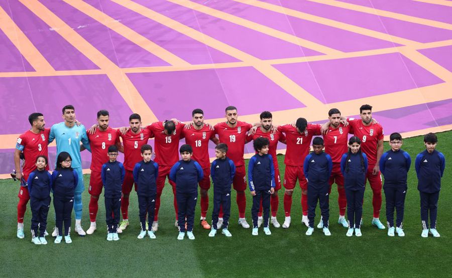 Các cầu thủ Iran từ chối hát quốc ca trong trận mở màn bảng B của World Cup 2022, ngày 21/11/2022. Ảnh: Reuters