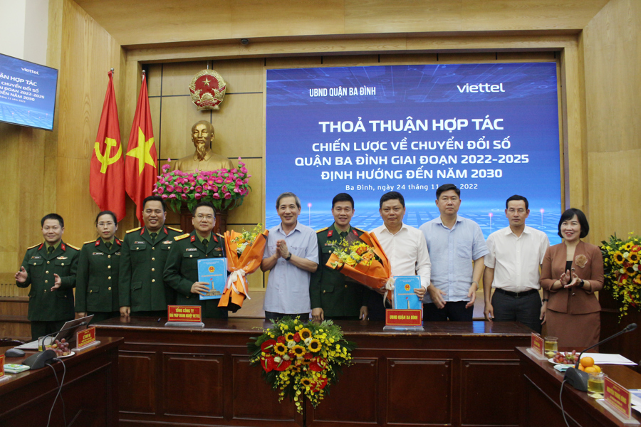 UBND quận Ba Đình và Tổng Công ty Giải pháp Doanh nghiệp Viettel  ký kết thỏa thuận hợp tác về chuyển đổi số. 