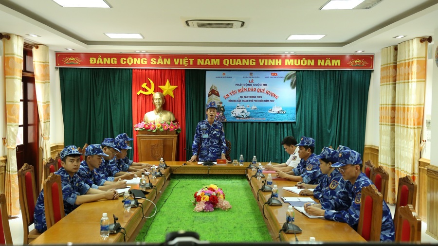 Đại tá Lê Văn Tú, Phó Chính ủy BTL Vùng Cảnh sát biển 4 phát biểu tại lễ phát động. Ảnh Hữu Tuấn