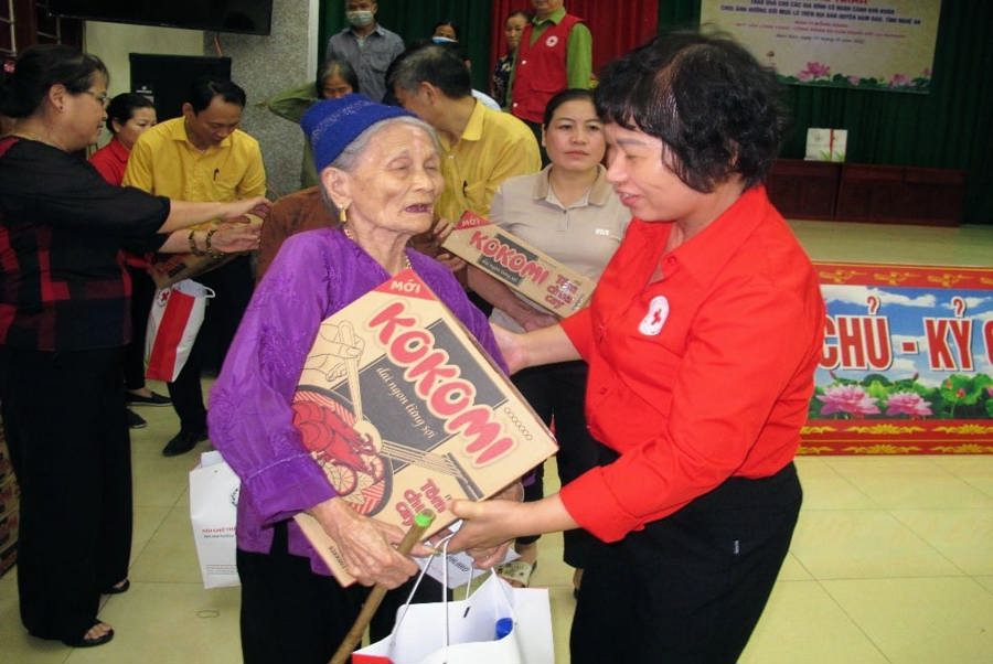 Hội Chữ thập đỏ quận Hoàng Mai tặng quà đồng bào vùng lũ lụt Nghệ An, Hà Tĩnh. Ảnh: HM