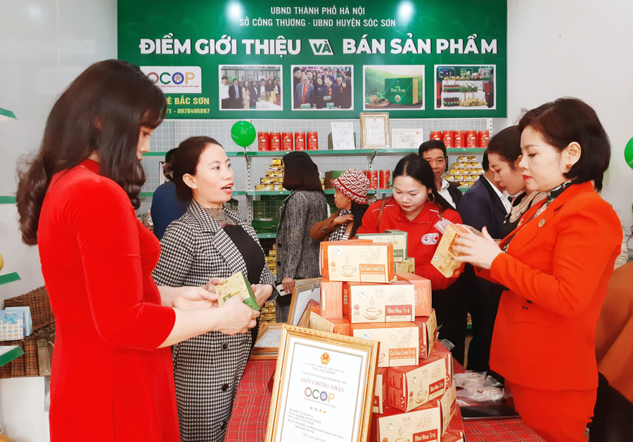 Người tiêu dùng mua sản phẩm OCOP tại lễ khai trương điểm bán và giới thiệu sản phẩm OCOP tại huyện Sóc Sơn. Ảnh: Hoài Nam