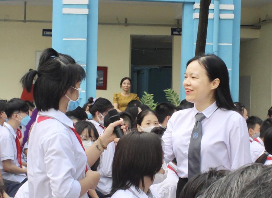 Luật sư Phạm Thị Bích Hảo tuyên truyền pháp luật phòng, chống xâm hại; phòng, chống bạo lực trẻ em tại trường THCS Lương Yên (quận Hai Bà Trưng)