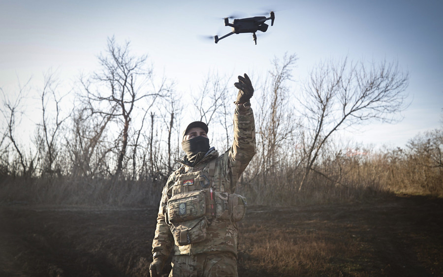Một quân nhân Ukraine triển khai UAV trong chiến dịch tấn công các vị trí của Nga ở khu vực Donetsk, miền Đông Ukraine. Ảnh: AP