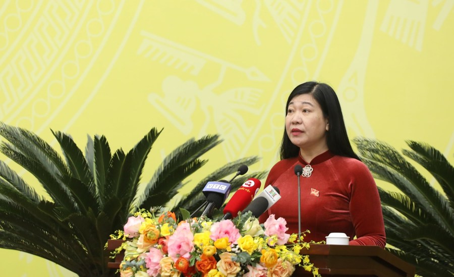 Chủ tịch Ủy ban MTTQ Việt Nam TP Hà Nội Nguyễn Lan Hương trình bày báo cáo tại Kỳ họp thứ 10 HĐND TP khóa XVI