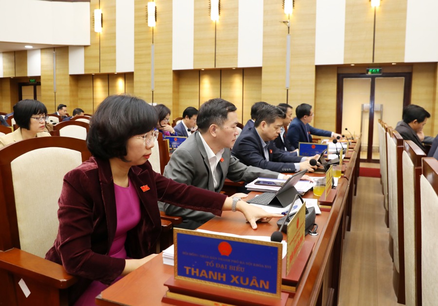 Các đại biểu HĐND TP Hà Nội bấm nút thông qua Nghị quyết