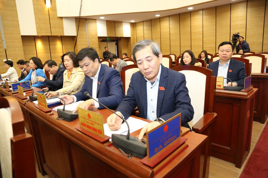 Các đại biểu HĐND TP Hà Nội bấm nút thông qua Nghị quyết về kế hoạch phát triển kinh tế - xã hội năm 2023. 