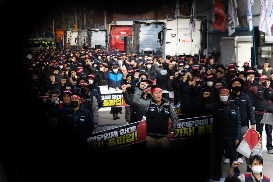 Các tài xế xe tải và các thành viên của Công đoàn Hàn Quốc trong cuộc biểu tình tại Kho container Uiwang vào ngày 24/11. Ảnh: Bloomberg