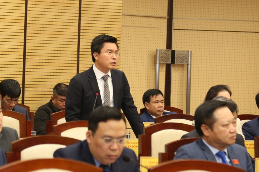Chủ tịch UBND quận Đống Đa Lê Tuấn Định trả lời chất vấn. 