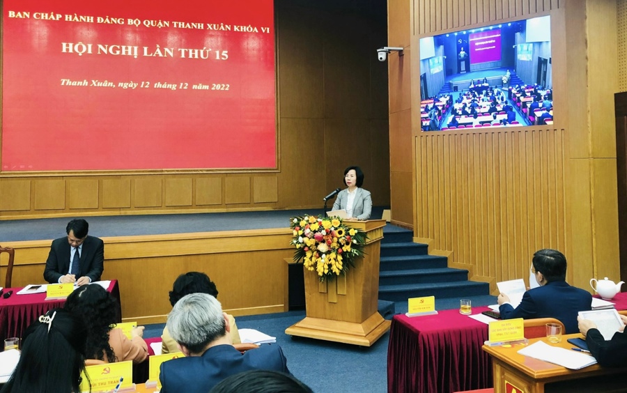Bí thư Quận ủy Thanh Xuân Bùi Huyền Mai phát biểu tại Hội nghị lần thứ 15 Ban Chấp hành Đảng bộ quận