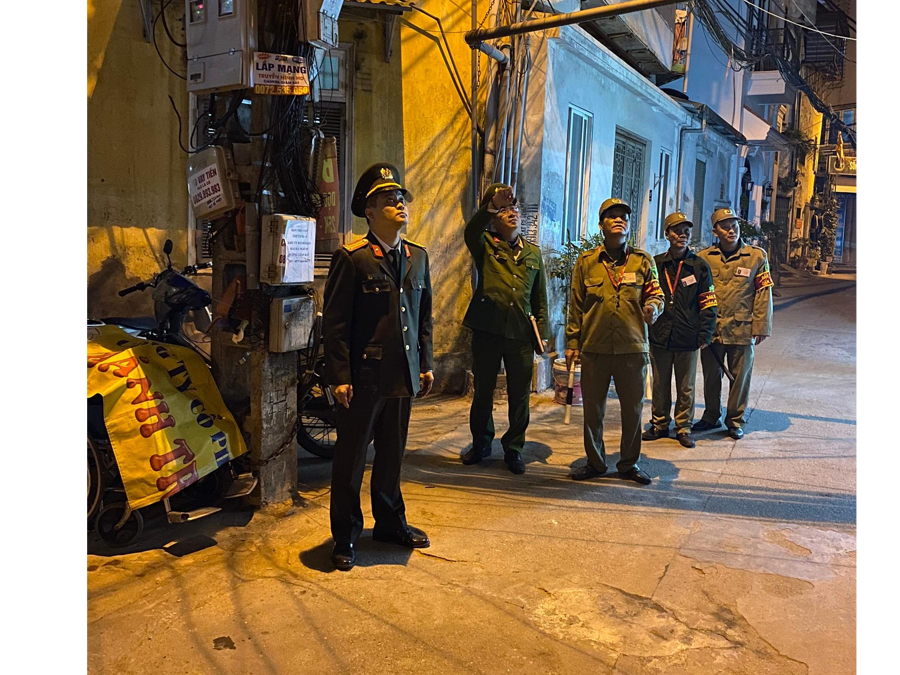 Cảnh sát khu vực Lê Ngọc Hải cùng 4 đội viên bảo vệ dân phố phường Giáp Bát làm nhiệm vụ tuần tra kiểm soát đảm bảo an ninh trật tự ban đêm. Ảnh HM.