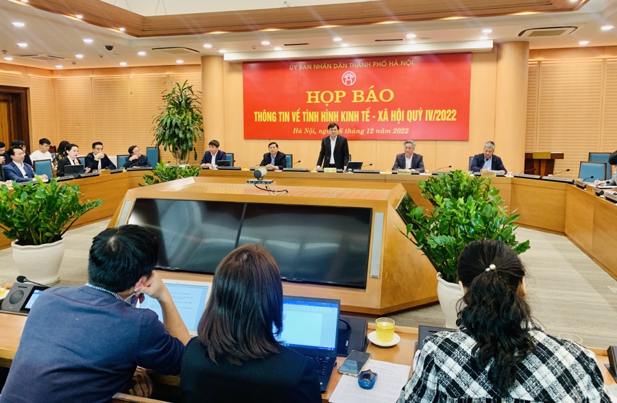 Chánh Văn phòng UBND TP Trương Việt Dũng chủ trì cuộc họp báo thông tin về tình hình kinh tế - xã hội quý IV/2022