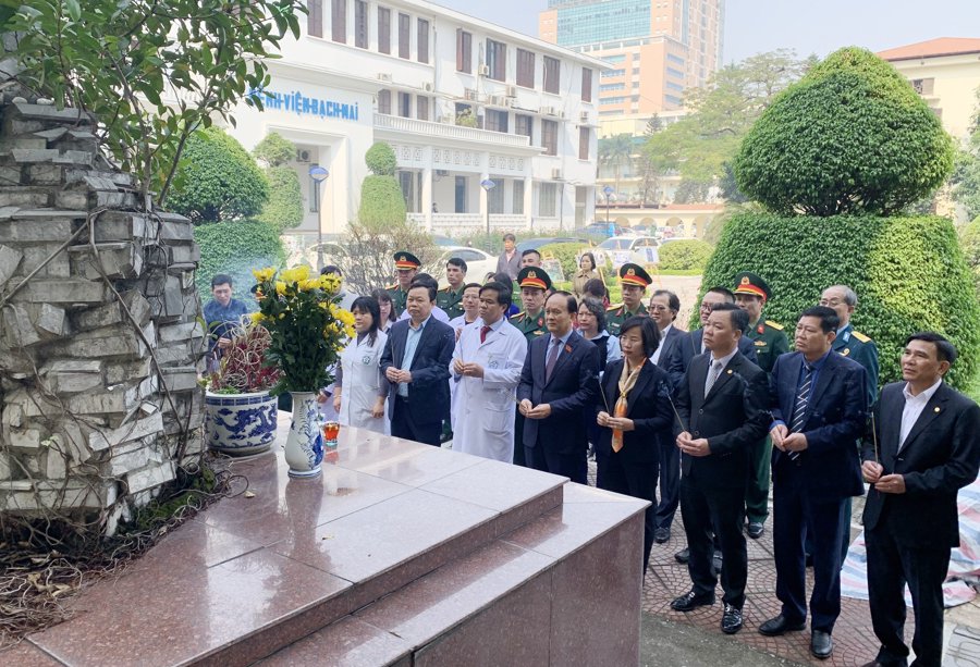 Phó Bí thư Thành uỷ Hà Nội Nguyễn Ngọc Tuấn cùng đoàn đã dâng hưởng tưởng niệm tại Tượng đài tưởng niệm nạn nhân B52 trong khuôn viên Bệnh viện Bạch Mai