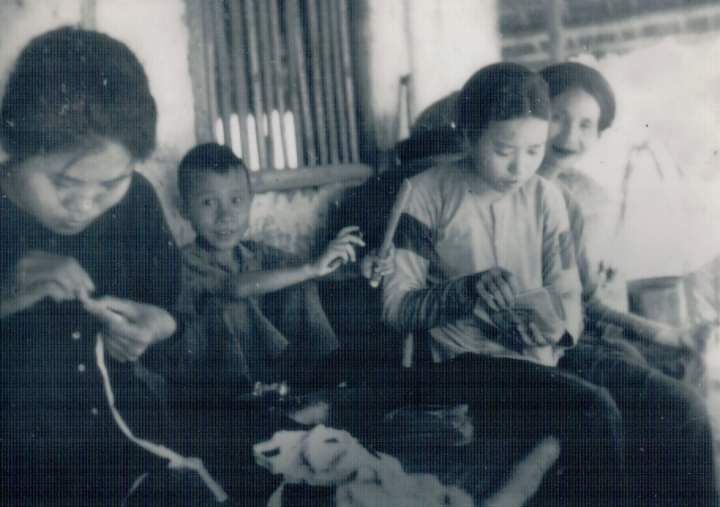 Gia đình ông Nguyễn Quang tại Thái Nguyên năm 1950. Ảnh: NVCC