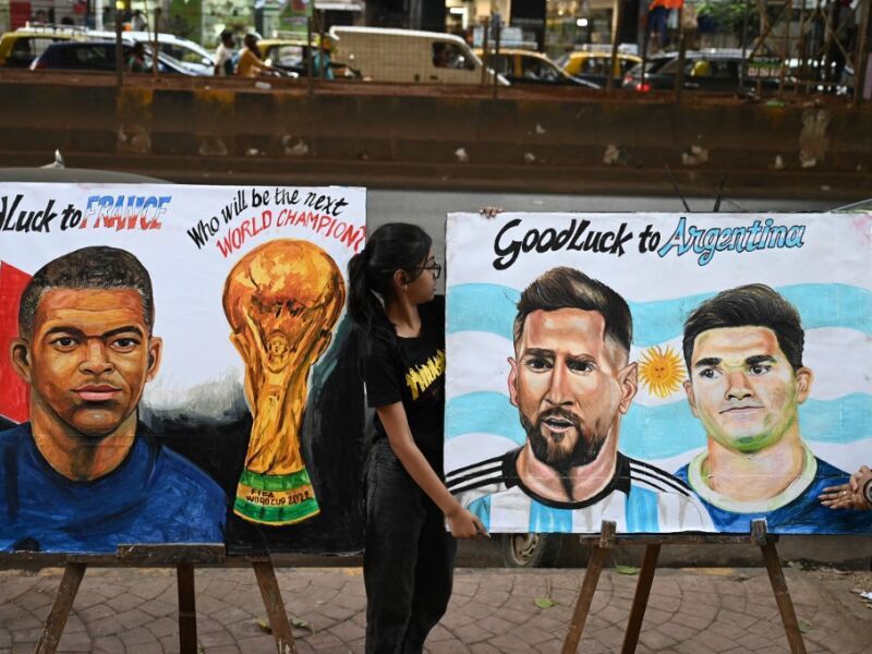 Hình ảnh cổ động trước trận chung kết World Cup 2022 giữa đội tuyển Pháp và Argentina. Ảnh: TTXVN/AFP