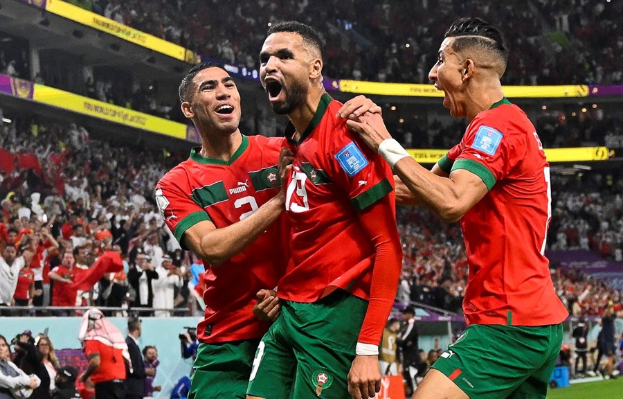 Youssef En Nesyri (số 19) ăn mừng cùng đồng đội sau khi ghi bàn thắng duy nhất trong trận đấu tại vòng tứ kết World Cup 2022 với Bồ Đào Nha ngày 10/12/2022. Ảnh: TTXVN/AFP