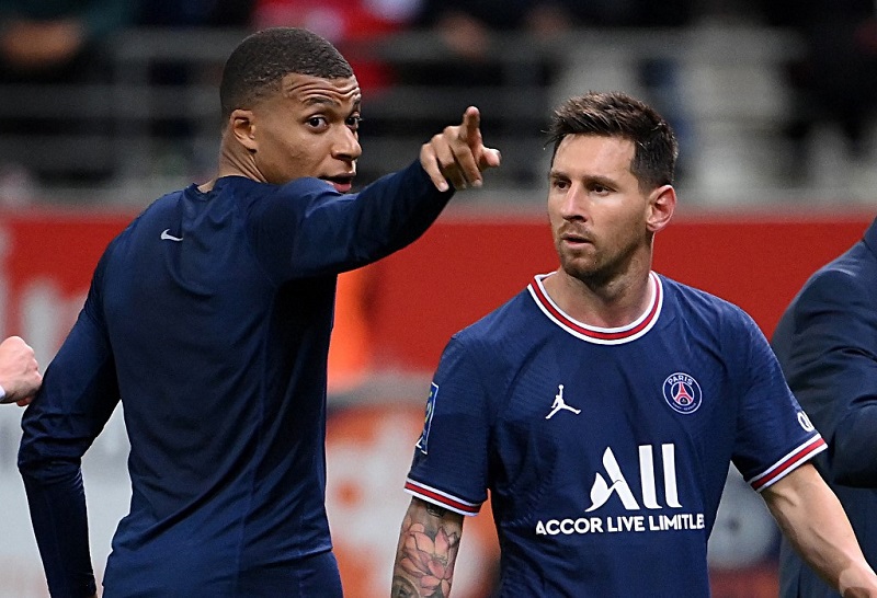 Lionel Messi và Kylian Mbappe hiện là đồng đội tại câu lạc bộ Paris Saint Germain (Pháp). Ảnh: TTXVN/AFP