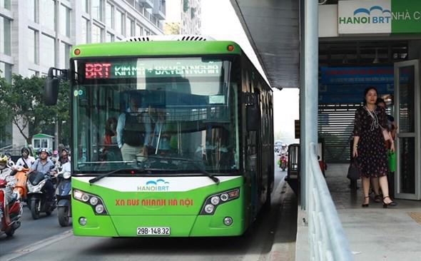 Khách đi buýt BRT từ nhà chờ Văn Khê đến Aeon mall Hà Đông sẽ được dùng xe máy điện miễn phí để chuyển tiếp (Ảnh: Tô Hà)