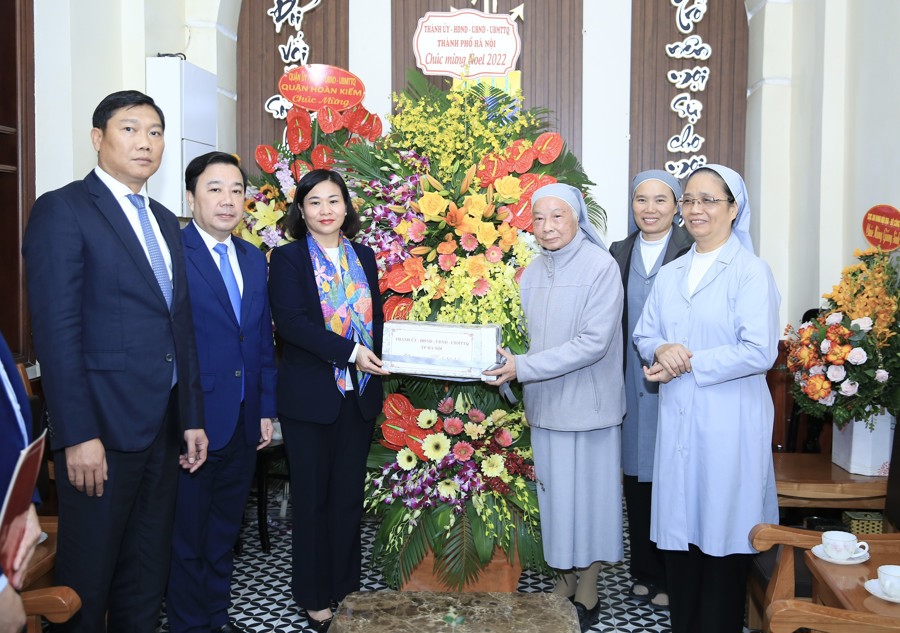 Phó Bí thư Thường trực Thành ủy Nguyễn Thị Tuyến đã đến thăm, chúc mừng các nữ tu sĩ nhà thờ Dòng thánh Phaolo. 
