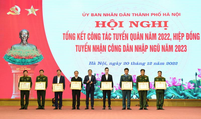 Phó Chủ tịch Thường trực UBND TP Hà Nội Lê Hồng Sơn trao thưởng cho các tập thể tiêu biểu.