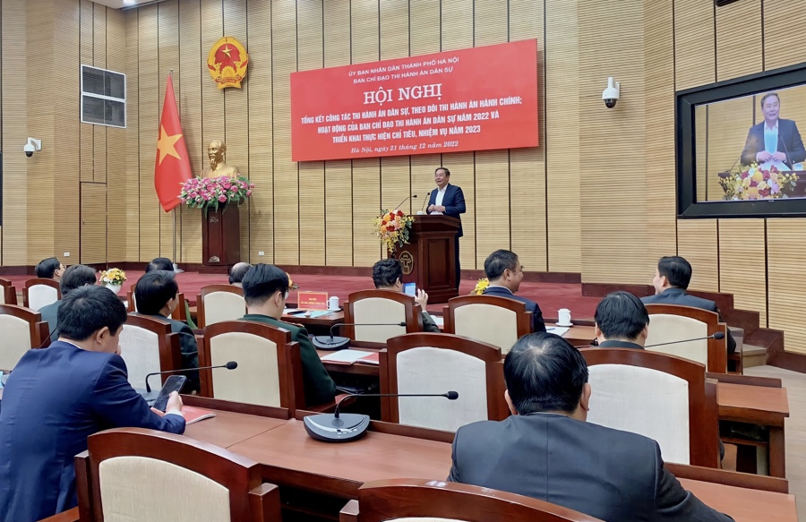 Phó Chủ tịch Thường trực UBND TP Hà Nội Lê Hồng Sơn đề nghị phải tăng cường ứng dụng công nghệ thông tin, có thể số hóa các hồ sơ, tài liệu để theo dõi các vụ án