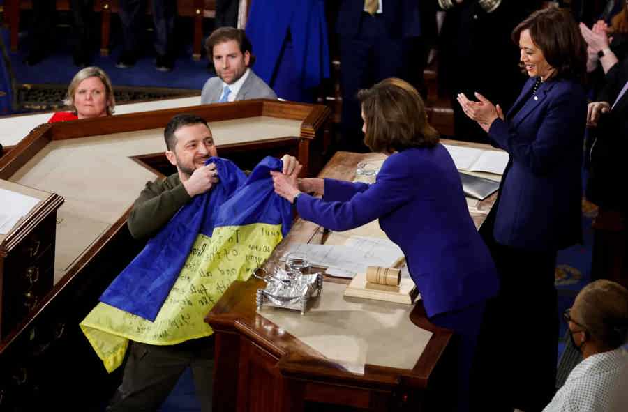 Tổng thống Ukraine Volodymyr Zelensky trao quốc kỳ Ukraine do những người bảo vệ Bakhmut tặng ông cho Chủ tịch Hạ viện Mỹ Nancy Pelosi tại cuộc họp của Quốc hội Hoa Kỳ, ngày 21/12/2022. Ảnh: REUTERS