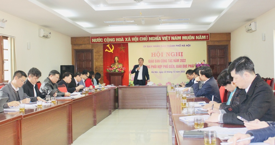 Phó Chủ tịch Thường trực UBND TP Lê Hồng Sơn phát biểu tại Hội nghị giao ban công tác PBGDPL năm 2022, phương hướng, nhiệm vụ trọng tâm công tác năm 2023 ngày 22/12