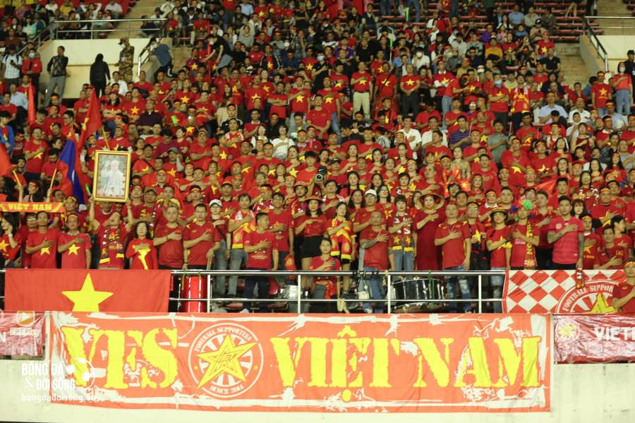 7.000 cổ động viên Việt Nam cỗ vũ cho thầy, trò ông Park trong trận đầu ra quân gặp đội tuyển Lào. Ảnh: Sóng Nghệ.