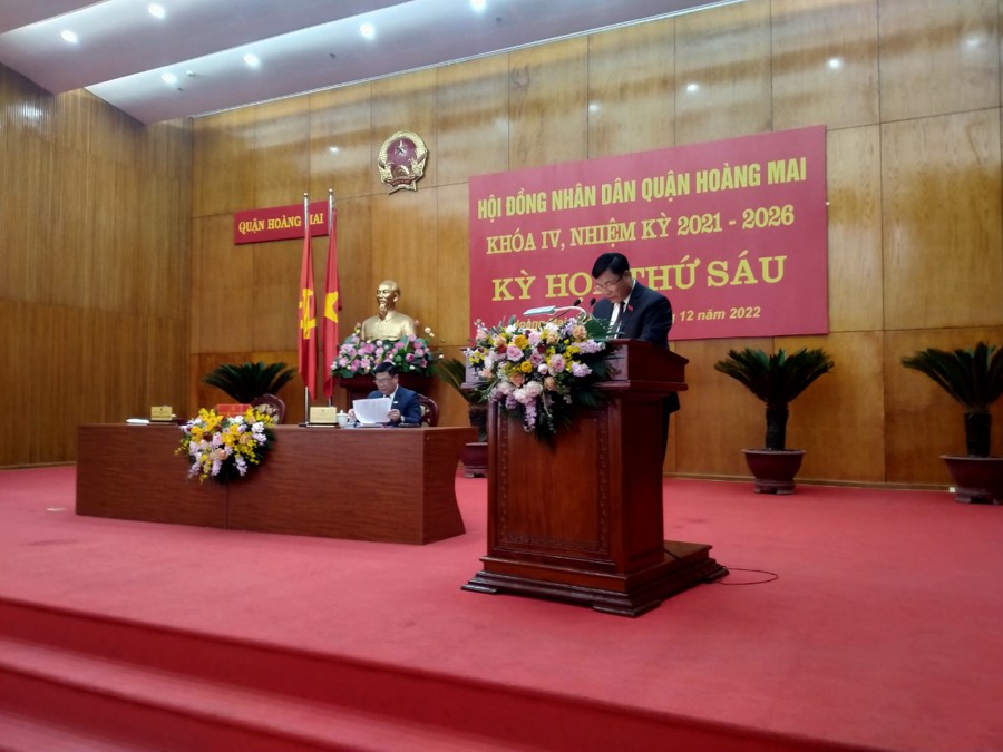 Bí thư Quận ủy, Chủ tịch HĐND quận Hoàng Mai Nguyễn Quang Hiếu phát biểu khai mạc kỳ họp. Ảnh AT