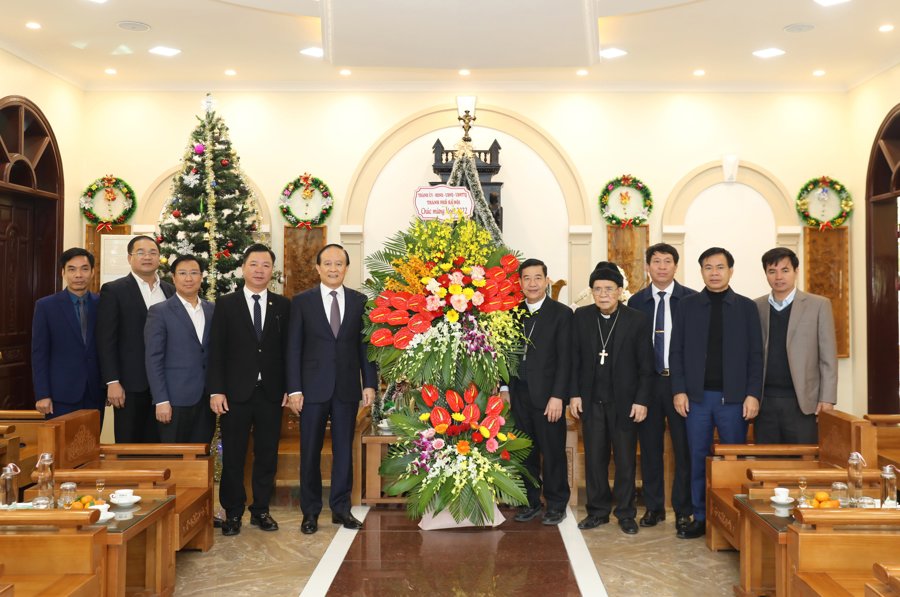 Đoàn lãnh đạo TP Hà Nội do Phó Bí thư Thành ủy, Chủ tịch HĐND TP Nguyễn Ngọc Tuấn chúc mừng Giáo phận Hưng Hóa nhân Lễ Giáng sinh 