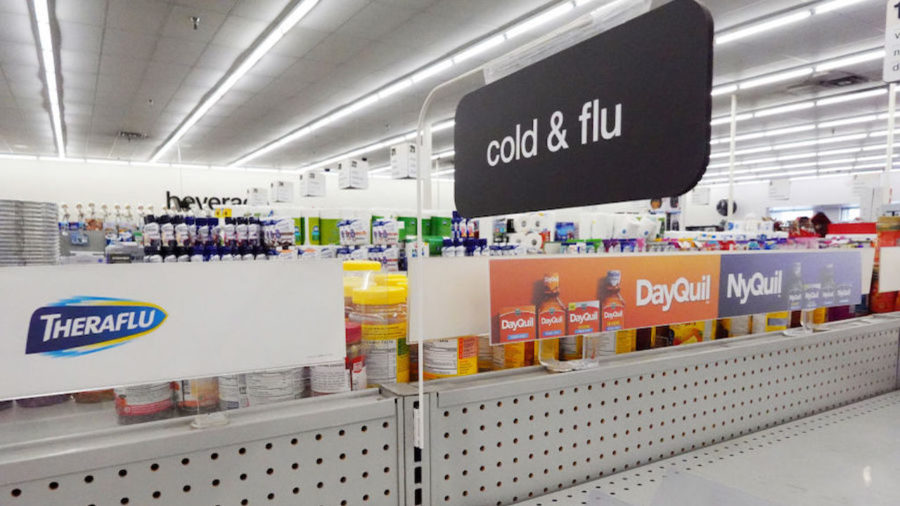 Một kệ thuốc cảm cúm trống không trong hiệu thuốc ở Burbank, California, Mỹ, vào ngày 6/12/2022. Ảnh: Getty Images