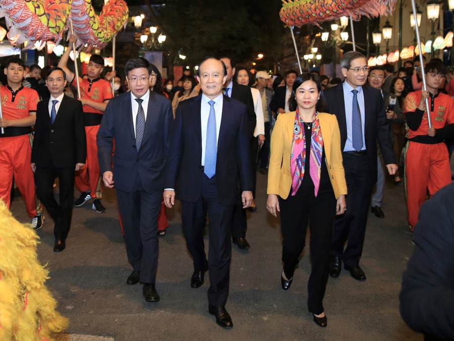 Lãnh đạo TP Hà Nội và cùng các đại biểu tham quan Khu phố ẩm thực đêm kết hợp đi bộ Đảo Ngọc - Ngũ Xã. 