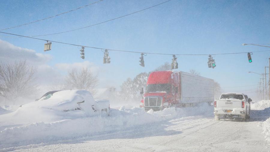Các phương tiện bị mắc kẹt trên đường sau cơn bão tuyết đổ bộ vào New York, Mỹ, ngày 25/12. Ảnh: Reuters