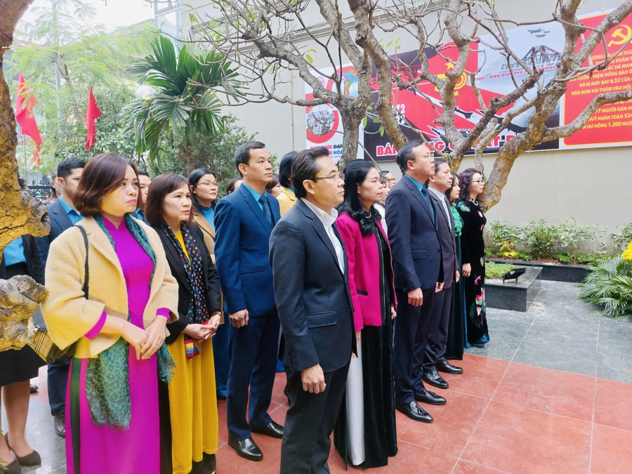 Đoàn lãnh đạo LĐLĐ TP dâng hương tại Đài tưởng niệm Khâm Thiên