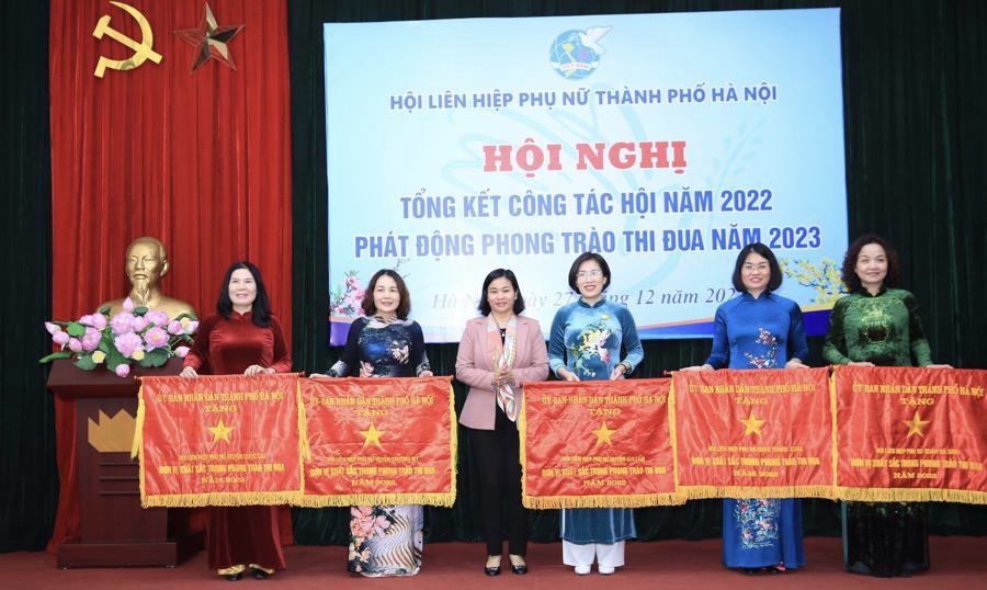 Phó Bí thư Thường trực Thành ủy Nguyễn Thị Tuyến trao Cờ thi đua cho các tập thể có thành tích xuất sắc. 