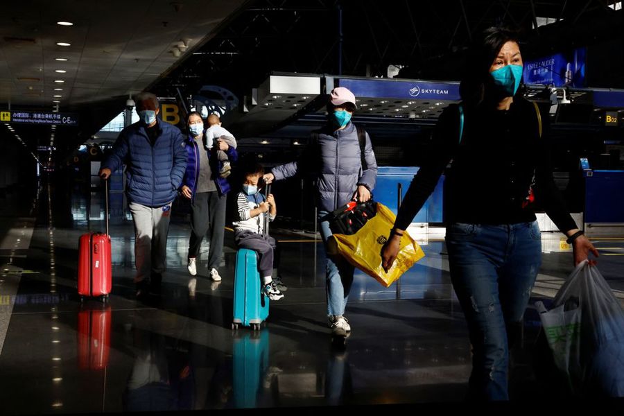 Du khách tại Sân bay Quốc tế Bắc Kinh, Trung Quốc, ngày 27/12/2022. Ảnh: Reuters