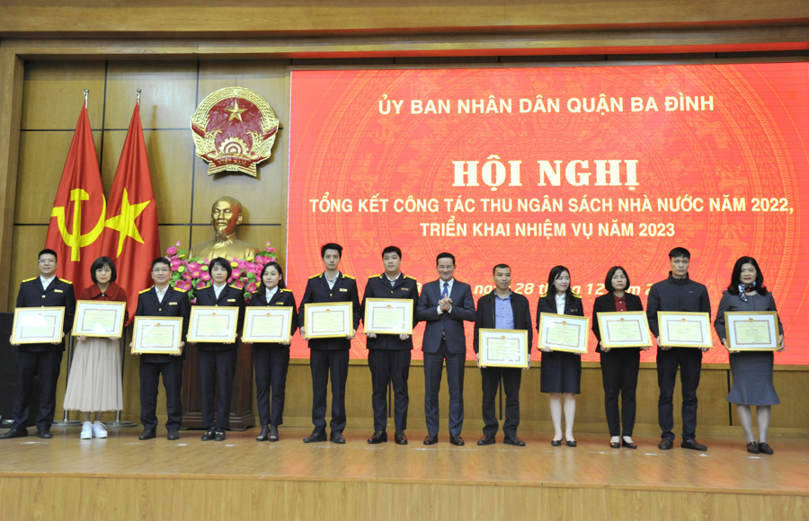 UBND quận Ba Đình đã tổ chức khen thưởng các tập thể, cá nhân có thành tích trong công tác thu ngân sách nhà nước năm 2022.