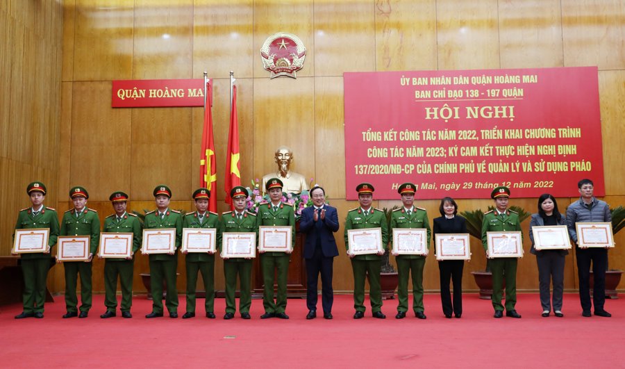 Quận Hoàng Mai đã tổ chức khen thưởng nhiều cá nhân, tập thể đã đóng góp tích cực vào phong trào toàn dân tham gia bảo vệ an ninh, trật tự năm 2022